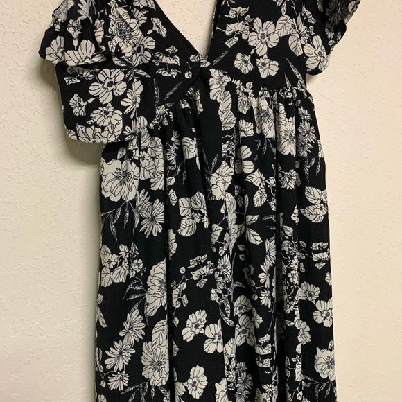 Fate Floral Asymmetrical Hem black and white Dress size small - Picture 3 of 3